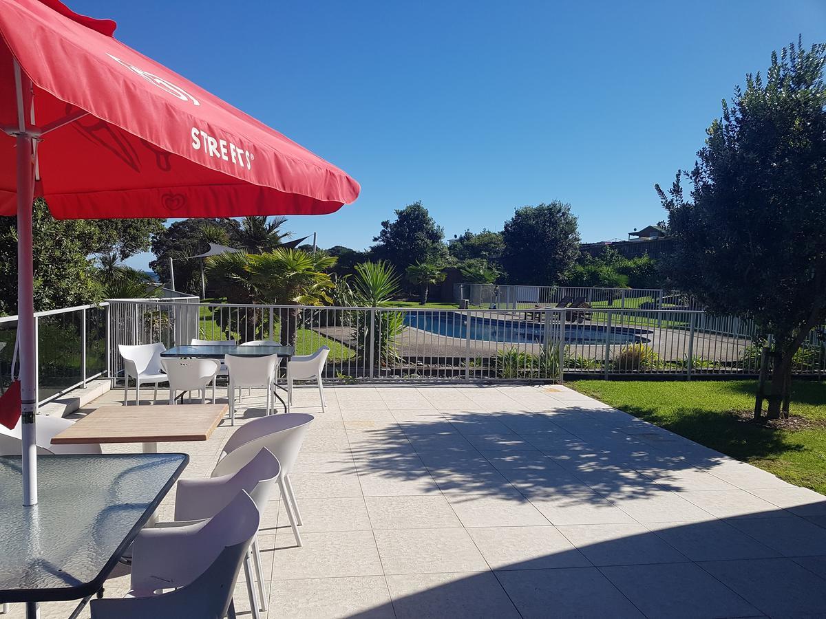 Te Kaha Beach Hotel Exterior foto